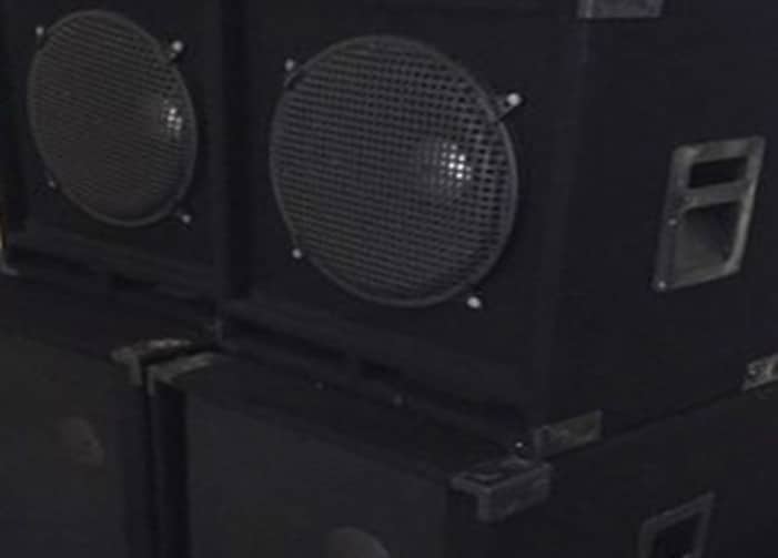 Speaker Panggung Hiburan dijadikan Speaker Mobil