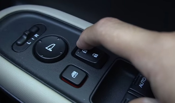 Setting Auto Lock pada Honda Brio 2018 Gen-2 - Tekan tombol Lock selama 5 detik, hingga terdengar suara klik sekali lagi