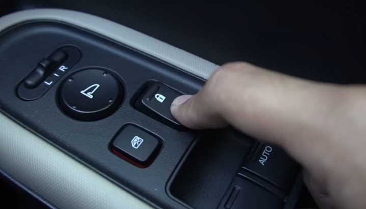 Setting Auto Unlock pada Honda Brio Gen-2 - Tekan tombol Unlock selama 5 detik, hingga terdengar suara klik sekali lagi, tahan 5 detik lagi.