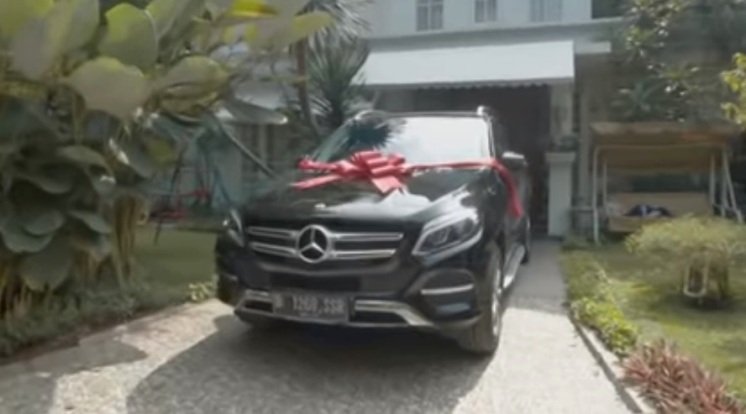 Mercedes Benz GLE 250d - Hadiah Raffi Ahmad untuk Mama Amy