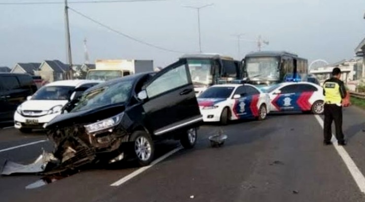 Kecelakaan Konvoi Club Motor Honda CB vs Toyota Innova di Tuban