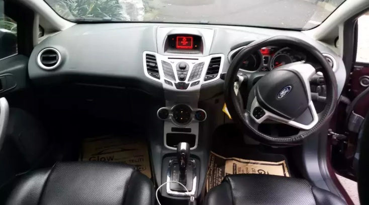 Hatchback Bekas Keren - Ford Fiesta Interior
