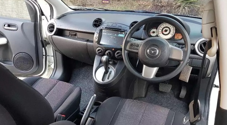 Hatchback Bekas Keren - Mazda2 Interior