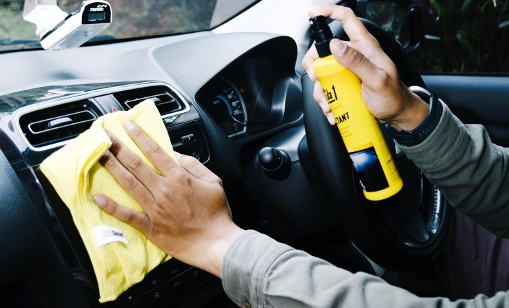 Tips Mencegah Penularan Virus Corona - Selalu bersihkan interior mobil