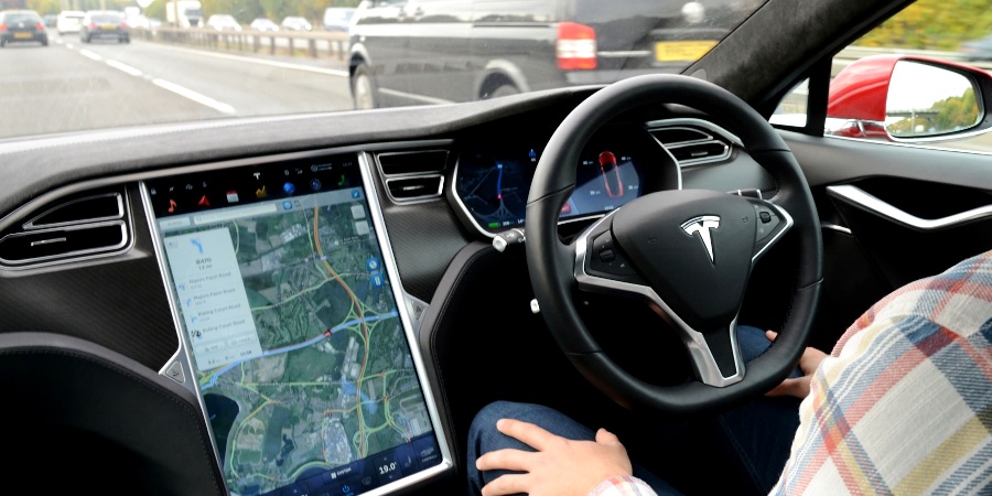 Autopilot Tesla Sesatkan Konsumen