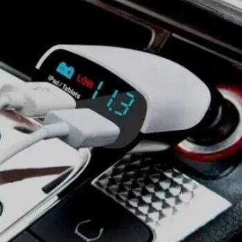 Charger Mobil dengan Detektor Voltase Aki