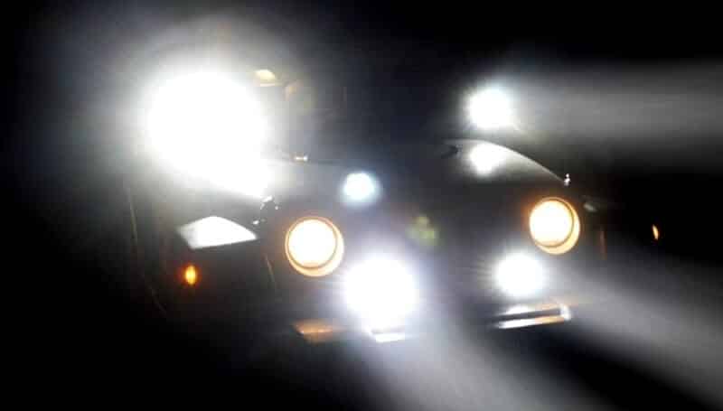 Mobil dengan Lampu Sorot Berlebihan