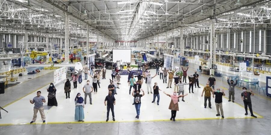 Mercedes-Benz Rayakan 50 Tahun Produksi Mobil di Indonesia