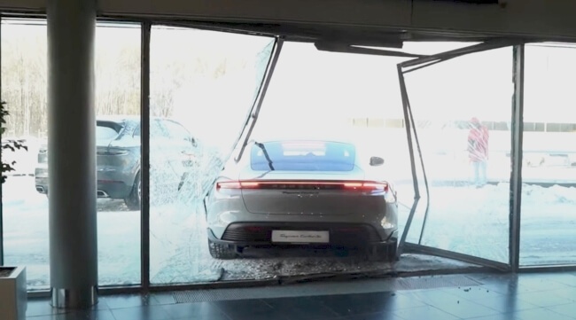 Mikhail Litvin Hancurkan Porsche Taycan Barunya demi Konten YouTube