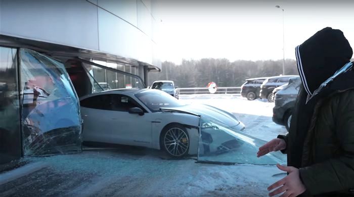 Youtuber Gila tabrakkan Porsche Taycan Baru ke Kaca Delaer