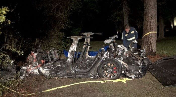 Mobil Tesla Hangus Terbakar setelah Menabrak Pohon