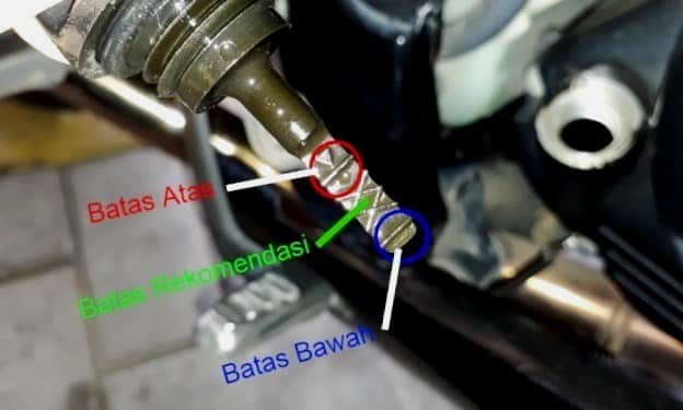 Cek Volume Oli dengan DipStick