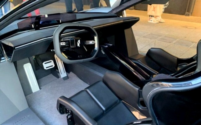 Interior mobil super dari China - tenaga 1.810 hp