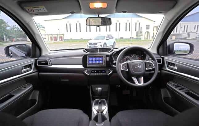 Interior LSUV yang didominasi plastik keras
