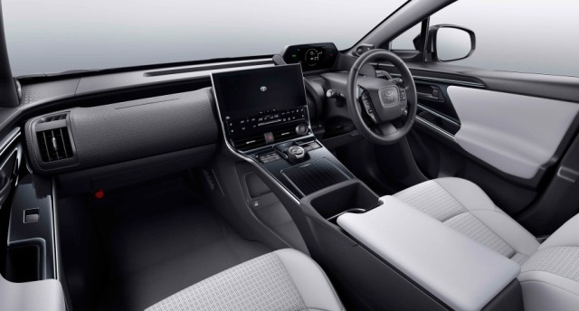 Dashboard SUV Listrik Pertama Toyota
