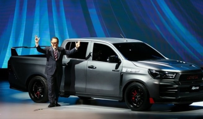 Akio Toyoda saat Pamerkan Hilux EV di Thailand