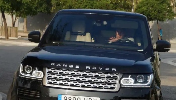 Leonel Messi mengendarai Range Rover miliknya
